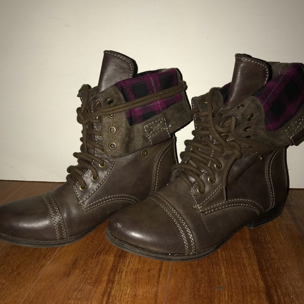 Combat boots